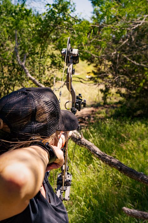 Archery Elk Hunting, Archery Photography, Bow Hunting Women, Archery Poses, Archery Aesthetic, Archery Women, Hunting Photography, Bow Season, Aesthetic Types