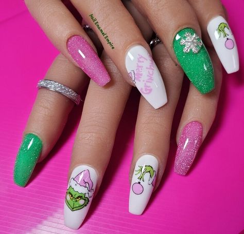 christmas nails, christmas nail designs, grinch nails, grinch designs nail, christmas nail, christmas aesthetics Christmas Nails 2023 Grinch, Grinch Nails Designs Short, Lime Green Christmas Nails, Funky Christmas Nails Acrylic, Grinch Fingernails, Green And Pink Christmas Nails, Cute Grinch Nails, Grinch Christmas Nail Designs, Cindy Lou Who Nails