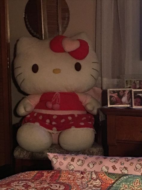 hello kitty  HUGE plush bought from the Facebook site in Indianapolis 2016 $20.00 what a steal! Retail price I found was $250.00 Life Size Plushies, Jumbo Hello Kitty Plush, Huge Hello Kitty Plush, Big Hello Kitty Plush, Giant Hello Kitty Plush, Huge Plushies, Hello Kitty Funny, Big Stuffed Animal, Big Teddy