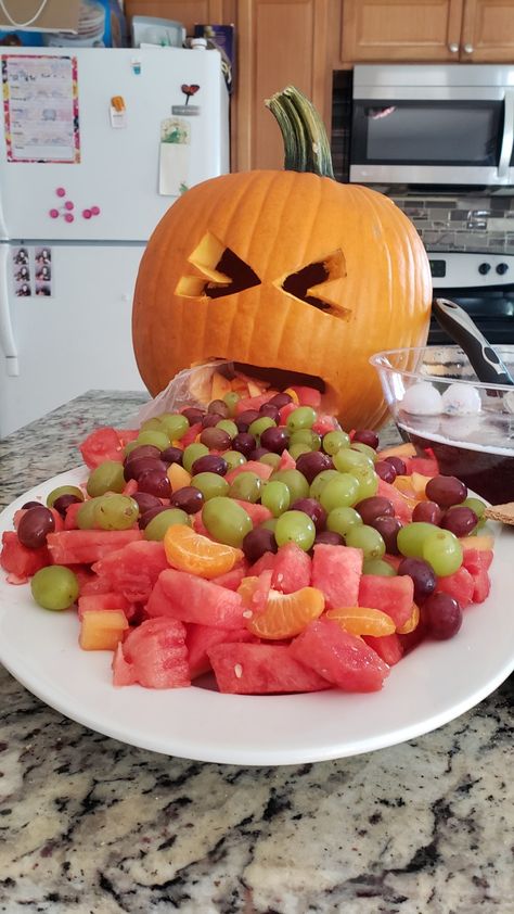 Pumpkin Throwing Up, Halloween Eats, Kids Halloween Food, Pumkin Carving, Halloween Fruit, Halloween Centerpiece, Crafts Halloween, Food Kids, Halloween Baby