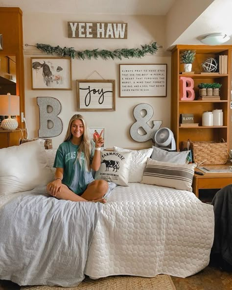 College Western Dorm Room Ideas, Chitwood Dorm Texas Tech, Rustic Dorm Room Ideas, Western College Dorm, Dorm Room Transformation, Texas Tech Dorm Room, Mizzou Dorm, Cowgirl Dorm Room, Texas Bedroom