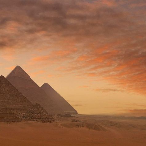 Great Pyramids Of Giza, Pyramids Of Egypt, Egypt Aesthetic, Desert Aesthetic, Ancient Pyramids, Great Pyramid Of Giza, Egyptian Pyramids, Egypt History, Ancient World