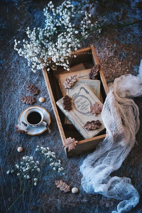 Autumn Leaves Chocolate Cookies Vintage Flatlay, Photography Storytelling, Dark Food Photography, Bookstagram Inspiration, Diy Gift Set, Book Flowers, Coffee Pictures, Coffee Photography, Flat Lay Photography