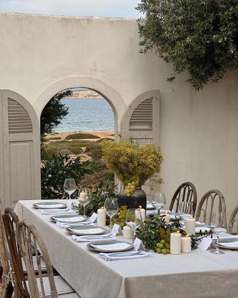 Outdoor Dining Aesthetic, Italian Outdoor Dining, Hanna Schonberg, Dining Aesthetic, Wedding Table Details, Shrimp Roll, Pretty Tablescapes, Place Setting Inspiration, Wedding Table Layouts