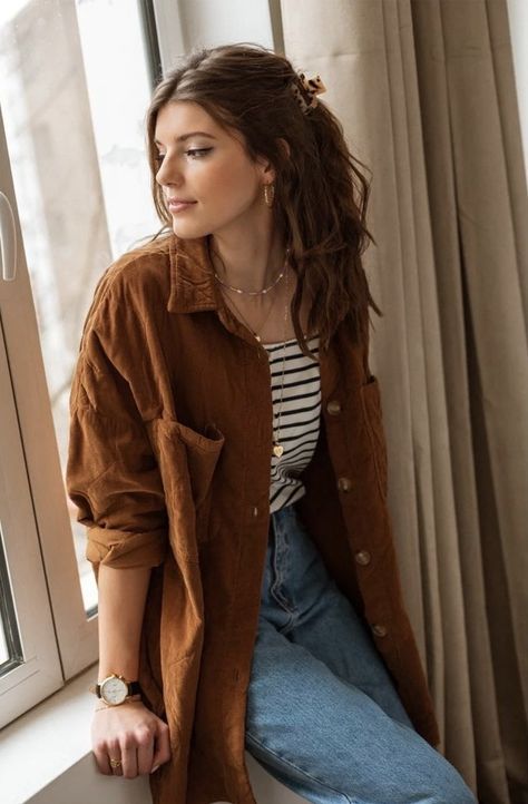 Fall Professor Outfits, Different Fashion Styles Types List Women, Jeans Work Outfit Fall, Vibrant Autumn Outfits, Women's Fall Outfits, Brown Shirt Outfits Women, Neutral Color Outfits Women, Brown T Shirt Outfit, Outfits Modernos