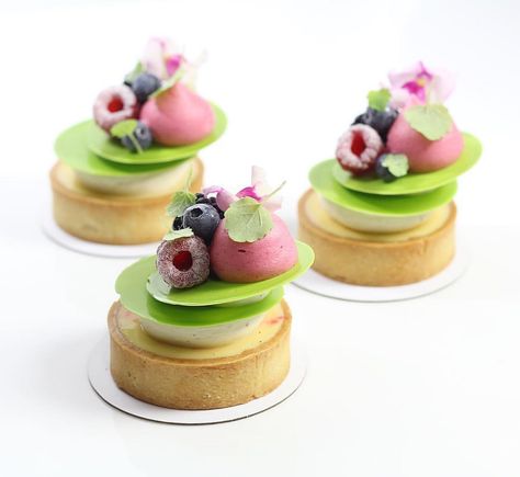 Tart With Berries, Key Lime Tart, Key Lime Tarts, Antonio Bachour, Lime Tart, Whipped Ganache, Fig Cake, Dessert Original, Mini Torte