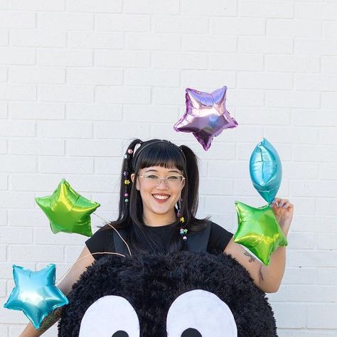 Sam Ushiro on Instagram: "My last Halloween post of the year: my personal costume! ⚫️👀🌟 I’ve always wanted to dress up as one of these little soot sprite babies from Spirited Away (and Totoro) 🥹 It’s a papier-mâché sphere covered in fur with felt eyes and star balloons for the candies! Who wants to do a group of these next year with me?!" Soot Sprite Costume, Gibli Studio Costume, Miyazaki Halloween Costume, Ghibli Costume Ideas, Ghibli Halloween Costumes, Soot Sprite Cosplay, Studio Ghibli Costume, Studio Ghibli Family Costume, Diy Totoro Costume