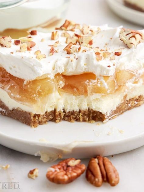 Apple Delight, Cherry Pie Bars, Caramel Apple Spice, Apple Spice Cake, Caramel Apple Pie, Apple Dessert Recipes, Make Ahead Desserts, Digestive Biscuits, Crunchy Pecans