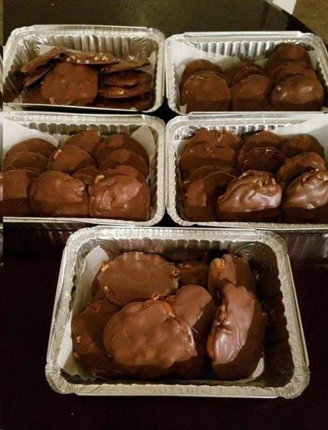 Caramels Homemade, Homemade Turtle Candy With Pecans, Turtle Candy With Pecans, Homemade Turtle Candy, Candy With Pecans, Soft Caramels Recipe, Homemade Turtles, Soft Caramels, Turtle Candy