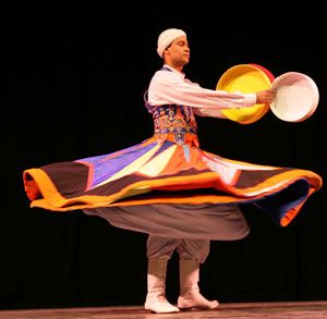 Yasser Darwish performs Egyptian tanoura. Egyptian Clothing, Everybody Dance Now, Whirling Dervish, International Dance, World Dance, Types Of Dancing, Traditional Dance, Professional Dancers, Folk Dance