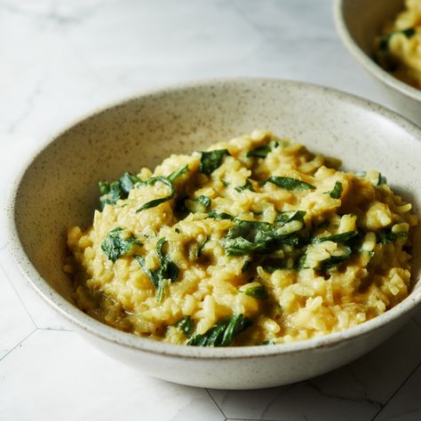 Lemon Spinach Risotto Week Day Dinners, Vegan Rice Dishes, Lemon Spinach, Spinach Risotto, Risotto Recipes Easy, Recipes Spinach, Vegan Risotto, Vegan Food Ideas, Vegan Rice