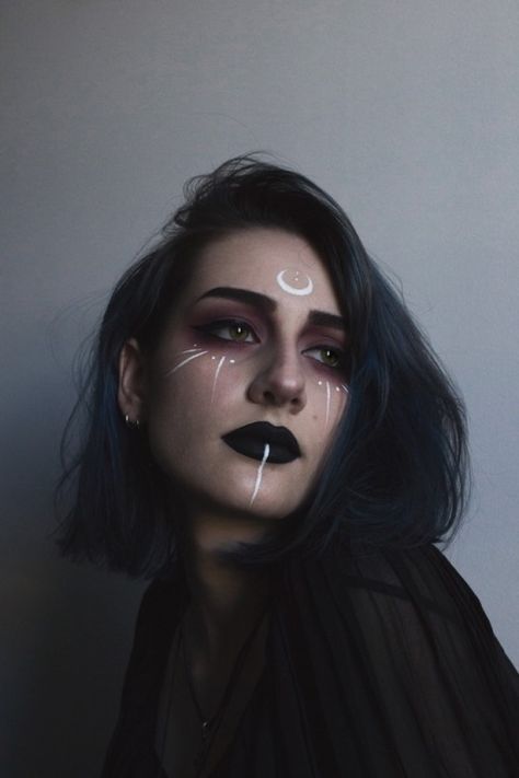 broken-melody-box: Dancing with Delilah Viking Makeup, Witchy Makeup, Maquillage Halloween Simple, Halloween Makeup Witch, Drag Make-up, Creepy Halloween Makeup, Witch Makeup, Halloween Makeup Inspiration, Dark Makeup