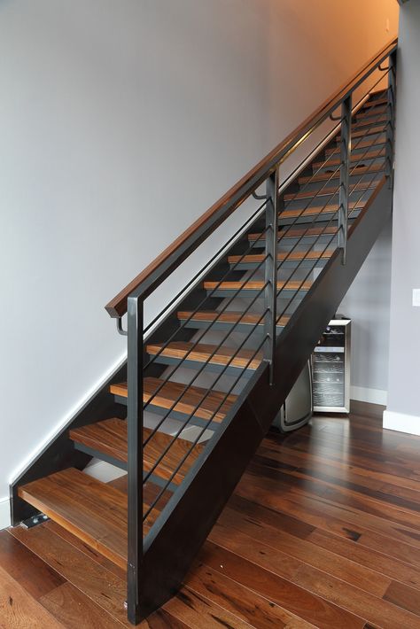 Industrial Stairs Design, Vstupná Hala, Metal Stair Railing, Industrial Stairs, Interior Stair Railing, Modern Stair Railing, Open Stairs, Escalier Design, Stair Railing Design