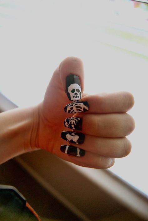 Nail Art Halloween, Nail Art Images, Halloween Nail Designs, Get Nails, A Skull, Halloween Nail Art, Cool Nail Designs, Makati, Creative Nails