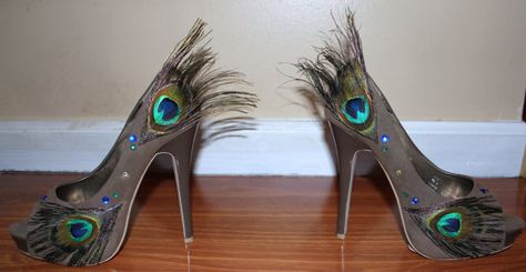 pride Peacock Heels, Peacock Eyes, Peacock Shoes, Hair Headpiece, Blue Green Hair, Peacock Dress, Makeup Easy, Headpiece Hairstyles, Flower Shoes