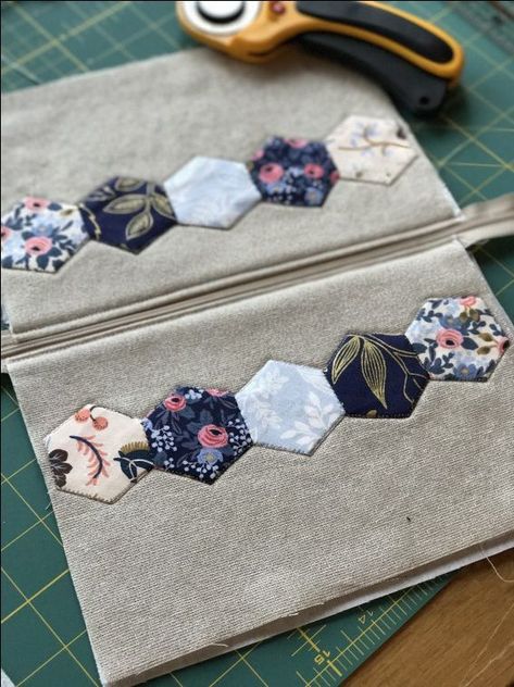 Hexies + Rifle Paper Co! Quilted hexie zipper pouch. Perfect for a DIY makeup bag. #zipperbag #hexies #zipperbag #bagpattern English Paper Piecing Projects, Shoulder Holster Bag, Student Holiday Gifts, Festival Props, Quilters Bag, Diy Pouch No Zipper, Diy Makeup Bag, Hexagon Patchwork, Leather Rivets