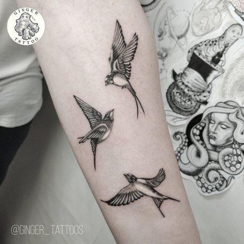 Traditional Style Swallow Tattoo, 3 Swallows Tattoo, 2 Swallows Tattoo, Zoe Kravitz Tattoos, Swallows Tattoo, Tattoo Swallow, Tattoed Guys, Robin Tattoo, Tattoo Cool