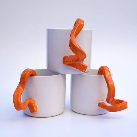 Love in Pottery on Instagram: "by @samantha.ceramics. I’m in love with this speckled orange glaze. 😍 Each mug has its own unique squiggly handle. FOLLOW👉 @loveinpottery for more pottery contents ☕️ ! Credit 📷💚 @samantha.ceramics visit their page and support 💕 Follow us on @dailyartlist (Art Lovers) & @musthomeguide (Interior Lovers) ! #sculpture #handmade #artist #pottery #tableware #art #ceramic #clay #ceramics #stoneware #ceramique #porcelain #pottersofinstagram #instapottery #ceramicstud Lovers Sculpture, Pottery Tableware, Handmade Ceramics Plates, Orange Glaze, Advanced Ceramics, Handmade Clay Jewelry, Unique Pottery, Diy Ceramic, Tableware Design