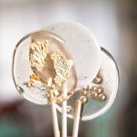 Kids Desserts, Custom Lollipops, Homemade Lollipops, White Food Coloring, Sugar Geek, Lollipop Recipe, Lollipop Cake, Sugar Glass, Gingerbread Recipe