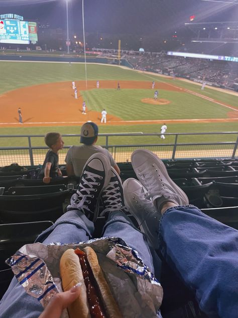 Aesthetic Baseball Game Pics, Dodger Game Couple, Bp Date Baseball, Baseball Date Night, Baseball Game Insta Pics, Baseball Game Aesthetic Couple, Cute Baseball Game Pictures, Baseball Game Astethic, Baseball Game Outfit Aesthetic