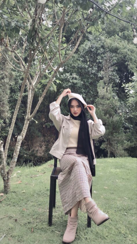 Retro Fashion 90s Outfits Hijab, Retro Fashion 90s Outfits, Yearbook Vintage Outfit Hijab, Ootd 90s Style Hijab, Ootd Vintage 90s Hijab, Ootd Retro 90s Hijab, Ootd Hijab Vintage Style, Outfit 90s Style Hijab, Retro Outfits Hijab