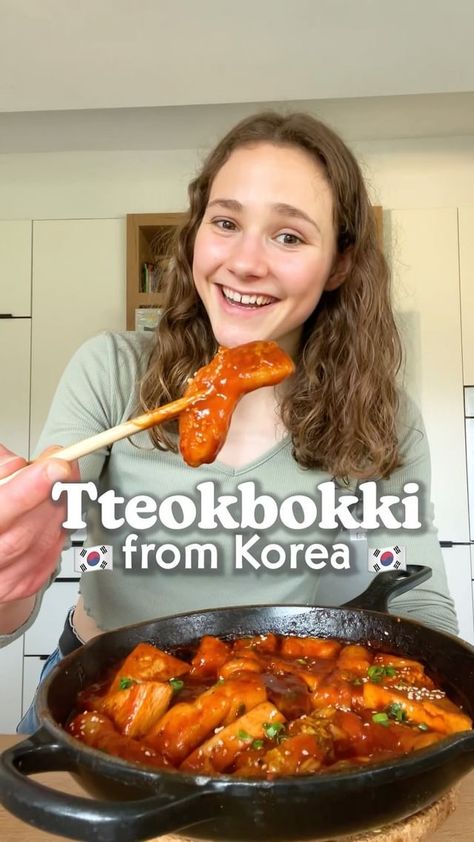 Vegan Teokkboki, Tteokbokki Vegetarian, Tebokkki Recipe, Tteokbokki Vegan, Teokkboki Recipes Easy, Vegan Tteokbokki, Cabbage Tofu, Dishes Around The World, Korean Rice Cakes