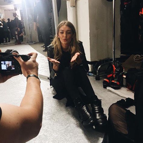 nour🕊 on Twitter: "gigi hadid backstage during fashion week… " Jasmin Tookes, Models Backstage, Hadid Sisters, Nyc Model, Design Moda, Model Lifestyle, Doutzen Kroes, Taylor Hill, Model Inspo