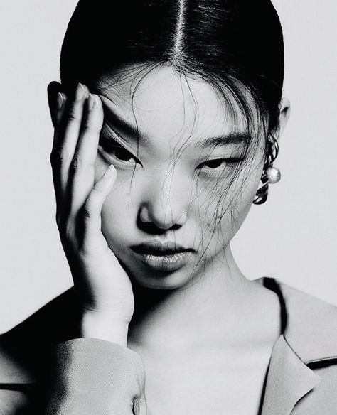 A Burning Hill, Yoon Young Bae, Korea Magazine, Fashion Model Poses, Elle Korea, Face Drawing Reference, Beauty Photoshoot, Face Photography, Beauty Shoot