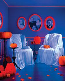 glowing portraits Blacklight Halloween, Martha Stewart Holiday, Scary Party, Creepy Pictures, Blue Room, Glow Party, Theme Halloween, Holiday Halloween, Halloween Inspiration