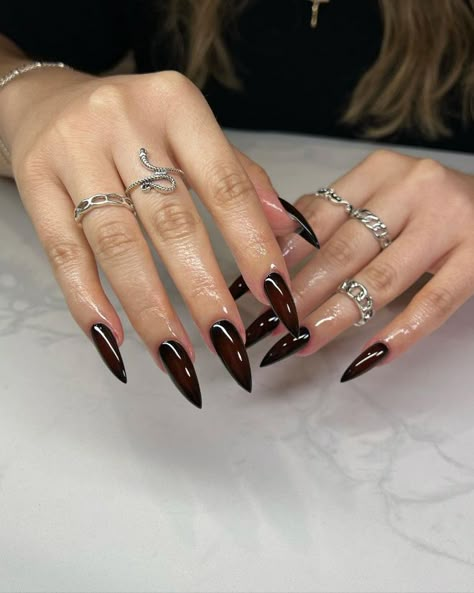 Vampy Nails, Red Stiletto Nails, Stilleto Nails Designs, Black Stiletto Nails, Aura Nails, Long Stiletto Nails, Makeup Nails Designs, Claw Nails, Goth Nails