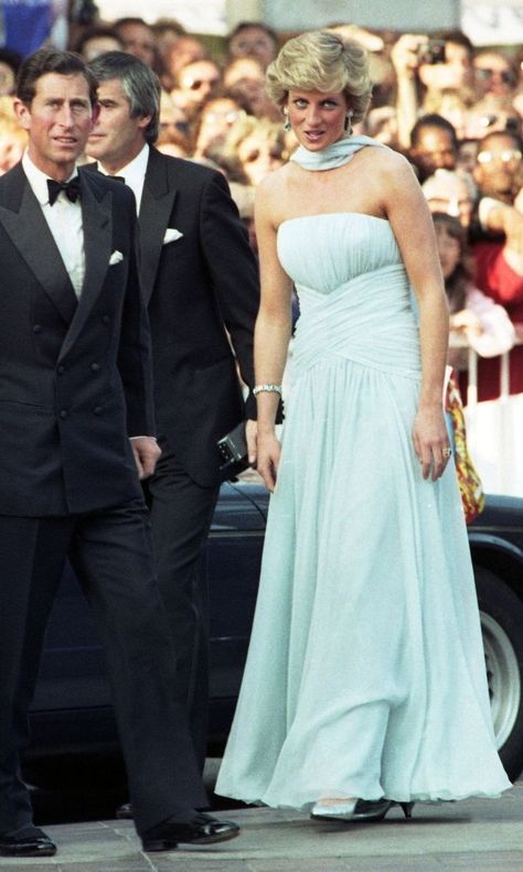 Lady Diana Spencer, Diana Spencer, Princesa Diana, Lady Diana, Prince Charles, Princess Of Wales, Princess Diana, Outfits Aesthetic, Strapless Dress Formal