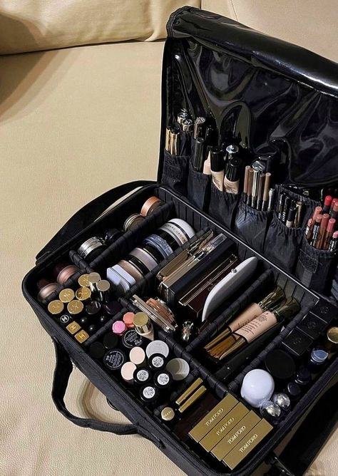 Professional Makeup Artist Kit, Makeup Artist Bag, Rangement Makeup, Makeup Collection Goals, Alat Makeup, Makeup Artist Kit, Makeup Storage Organization, Makeup Is Life, Make Up Inspo