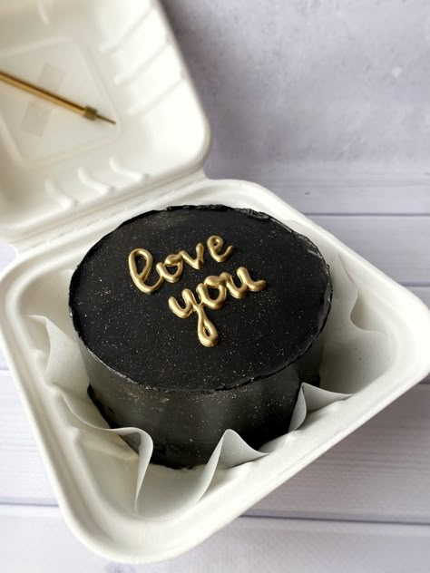 Mini Cakes Ideas For Men, Mini Cake Ideas For Men, Black And Gold Bento Cake, Banto Cake For Him, Bento Cakes For Him, Birthday Bento Cake For Men, Mini Cake Birthday Men, Mini Cake For Boyfriend, Mini Cake For Men