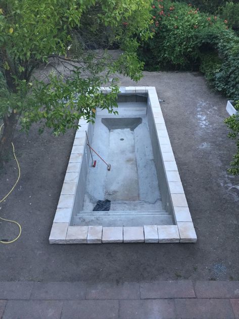 Construire une petite piscine en ville : un projet avant après en 15 jours - Côté Maison Backyard Water Fountains, Pool Gate, Pool Shapes, Outdoor Baths, Stock Tank Pool, Small Pool Design, Natural Swimming Pool, Garden Tub, Backyard Retreat