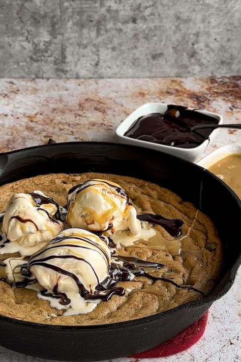 Pizookie Recipe, Chocolate Caramel Brownies, Pizza Cookie, Skillet Cookies, Cookie Skillet, Oreo Cheesecake Cookies, Gooey Chocolate Chip Cookies, Gooey Cookies, Peanut Butter Sauce