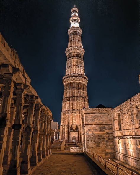 Qutub Minar Aesthetic, Delhi Sultanate, Qutub Minar, Gold Wallpaper Phone, Page Borders Design, World Photo, Cool Pictures Of Nature, Night Sky Photos, Islamic Architecture