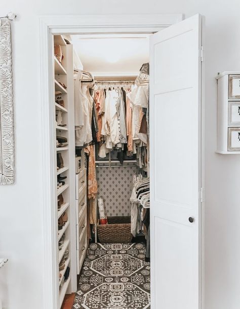 The Most Inspirational Farmhouse Bathrooms – Lynzy & Co. Galley Walk In Wardrobe, Small Walk In Closet Makeover, Mini Walk In Closet Ideas Small Spaces, Diy Bedroom Closet, Walk In Closet Makeover, Deco Bilik, Small Closet Makeover, Small Walk In Closet Organization, Mini Mansion