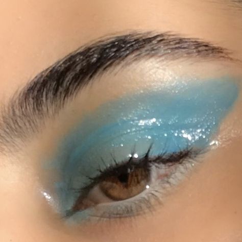 Wet Siren Makeup, Ocean Themed Makeup, Ocean Inspired Makeup, Blue Dress Makeup Look, Steven Universe Makeup, Ocean Makeup Looks, Zodiac Signs As People, Blue Mermaid Aesthetic, Makeup For College