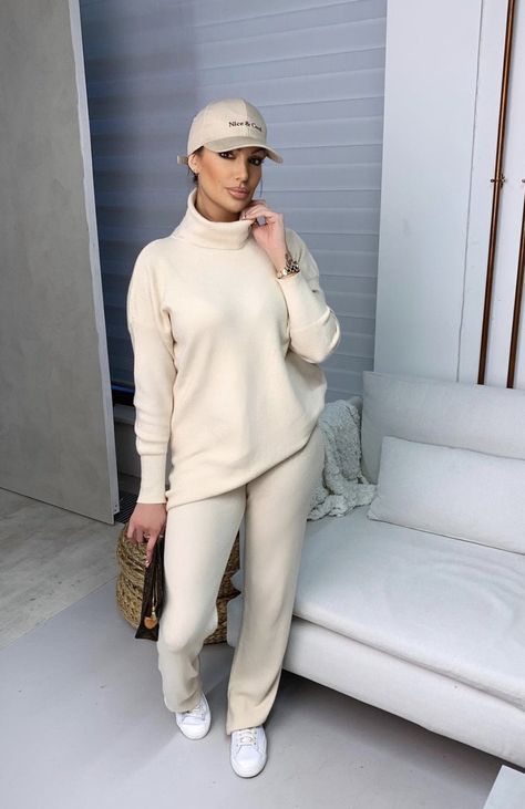 Hoodie Set Outfit Women, Long Peplum Top, Hoodie Set Outfit, Sweat Suits Outfits, Cream Hoodie, Hoodie Set, Dope Fashion, Athleisure Outfits, Sneakers Outfit