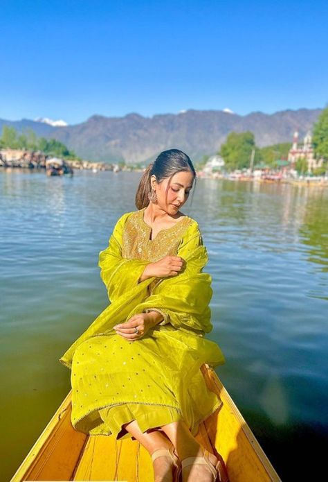 Golden Lehenga, Heena Khan, Cute Beach Outfits, Snow Photoshoot, Hina Khan, Wedding Photoshoot Poses, Indian Bridal Outfits, Beautiful Women Over 40, Indian Fashion Dresses