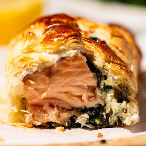 Salmon en Croute Salmon Phyllo Dough Recipes, Buttery Salmon, Salmon En Croute, Salmon Wellington, Perfect Salmon, Dill Sauce For Salmon, Spinach Filling, Salmon Wrap, Best Salmon