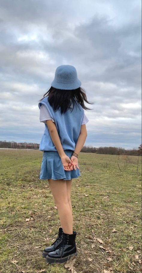 Bucket Hat Outfit Aesthetic, Outfit With Bucket Hat, Outfits With Bucket Hats, Doc Martens Outfits, Bucket Hat Outfit, Blue Bucket Hat, Gangster Girl, 90’s Aesthetic, Blue Y2k