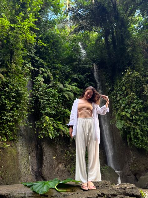 Outfit Bali, White Shirt Outfit, Bali Girls, Bali Waterfalls, Casual Date Night Outfit, White Shirt Outfits, Travel Content, Trip Outfits, Travel Pics