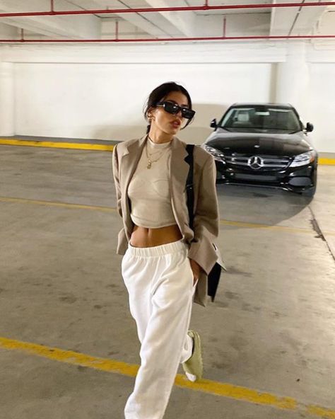 Beige Track Pants Outfit, God Clothes, Track Pants Outfit, Dress Like A Parisian, Joggers Track Pants, Chill Fits, Spring Fits, Brown Pants, Nyc Fashion