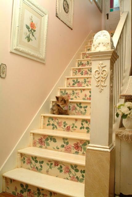 I love this gorgeous staircase! Rooms Decoration, Shabby Chic Decorating, Cottage Shabby Chic, Dekorasi Kamar Tidur, Casa Vintage, Romantic Cottage, Shabby Chic Bedrooms, Style Deco, Chic Bedroom