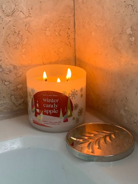 Candle Christmas Aesthetic, Winter Candle Aesthetic, Christmas Candles Aesthetic, Xmas Candles, Holiday Bedroom, Christmas Dreaming, Bath Body Works Candles, Winter Candy Apple, Summer Christmas