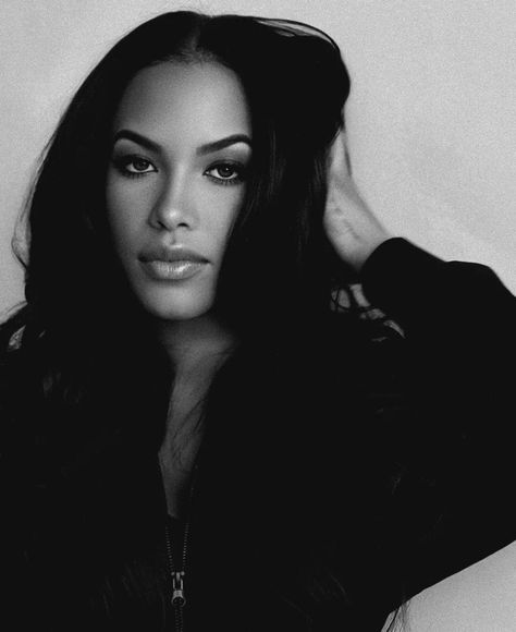 Aaliyah Middle Part, Wallpaper Aaliyah, Aaliyah Black And White, 90s Fine, Aaliyah Dana Haughton, Aaliyah Aesthetic, Body Recomposition, Rip Aaliyah, Aaliyah Hair