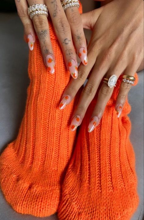 Rhode Nails, Emma Chamberlain Nails, Celebrity Nails Trends, Clean Makeup Look, Hailey Bieber Nails, Bieber Nails, Confetti Tour, Nails Salon, Nail Ring