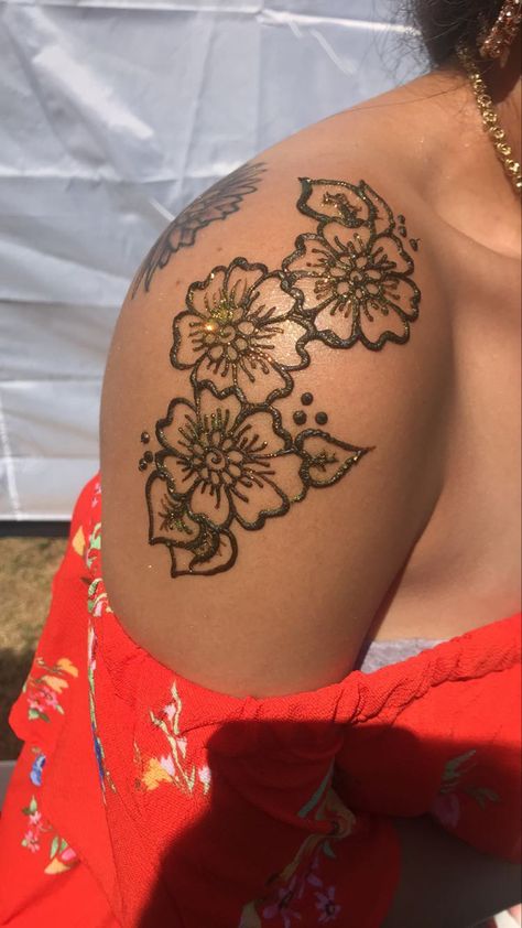 Shoulder Henna, Thigh Henna, Small Henna Tattoos, Back Henna, Small Henna Designs, Cute Henna Designs, Cute Henna Tattoos, Henna Style Tattoos, Leg Henna