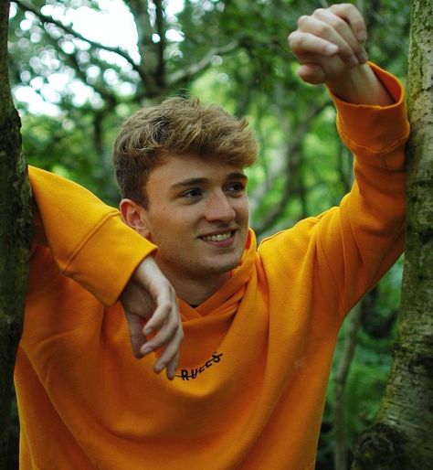 Matty Lee 𝐌𝐁𝐄 on Instagram: "•Smiling doesn’t necessarily mean you’re happy. Sometimes it just means you’re strong• • • 📸 - @aiden_power" Handsome Athletes, Tom Dailey, Matty Lee, High Diving, Rudy Pankow, Tom Daley, Team Gb, Speedos, Gender Envy